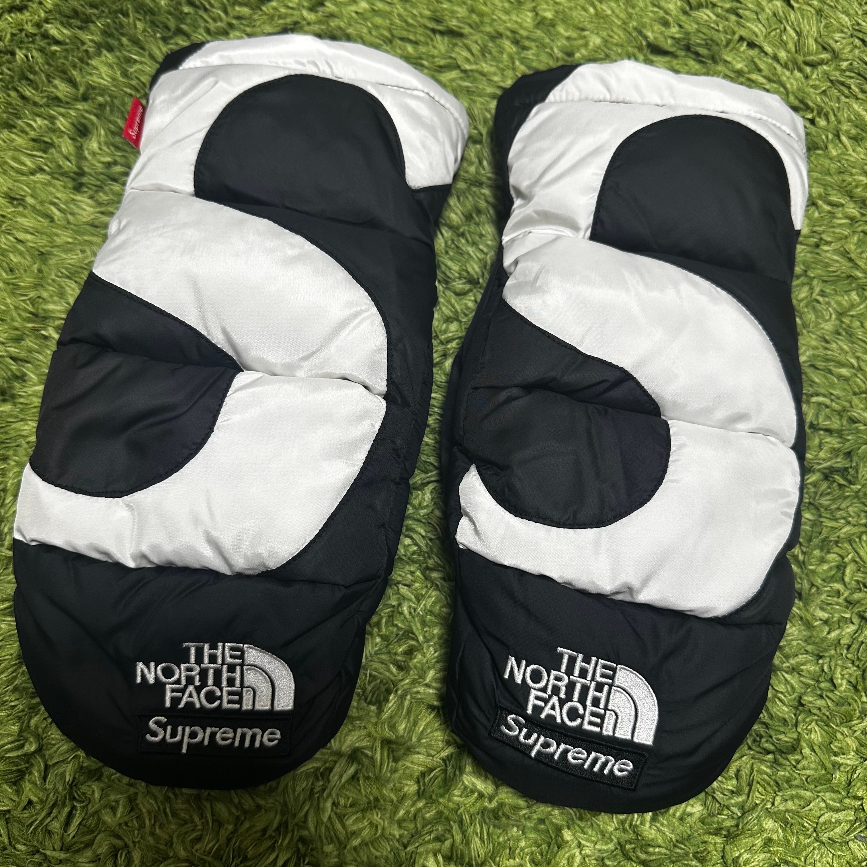 Supreme x The North Face S Logo Nuptse Mitts "Black"