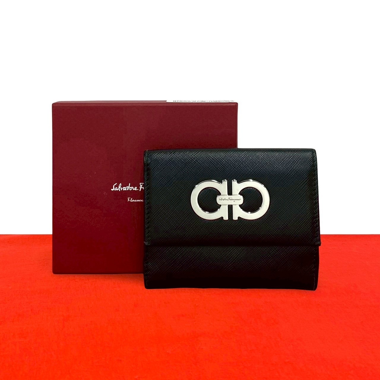 Salvatore Ferragamo サルヴァトーレフェラガモ ガンチーニ ロゴ 金具 レザー 二つ折り財布 ブラック
 25784