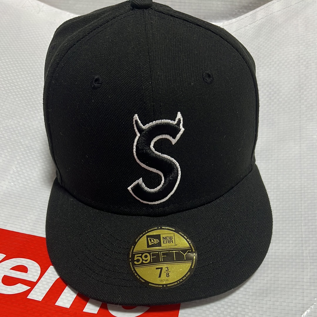 シュプリーム S ロゴ ニューエラ "ブラック" (22FW)