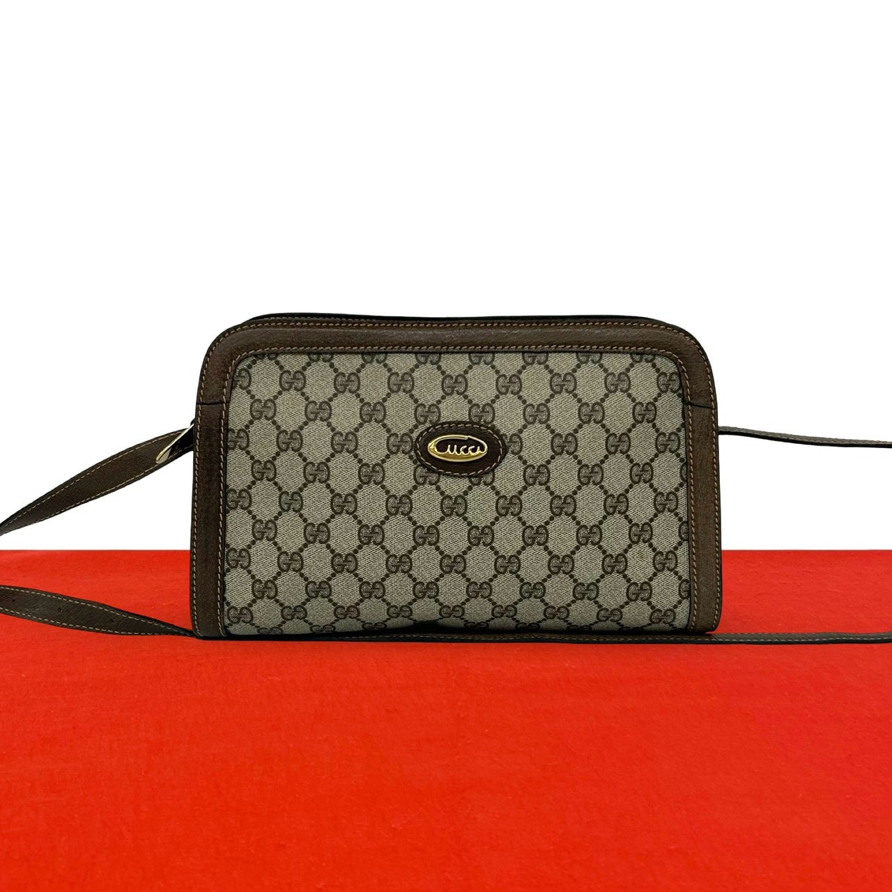 GUCCI グッチ GG 柄 ロゴ 金具 レザー PVC ショルダーバッグ ブラウン
 63629