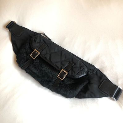 プラダ ナイロン ラビットファー ベルトバッグ ブラック