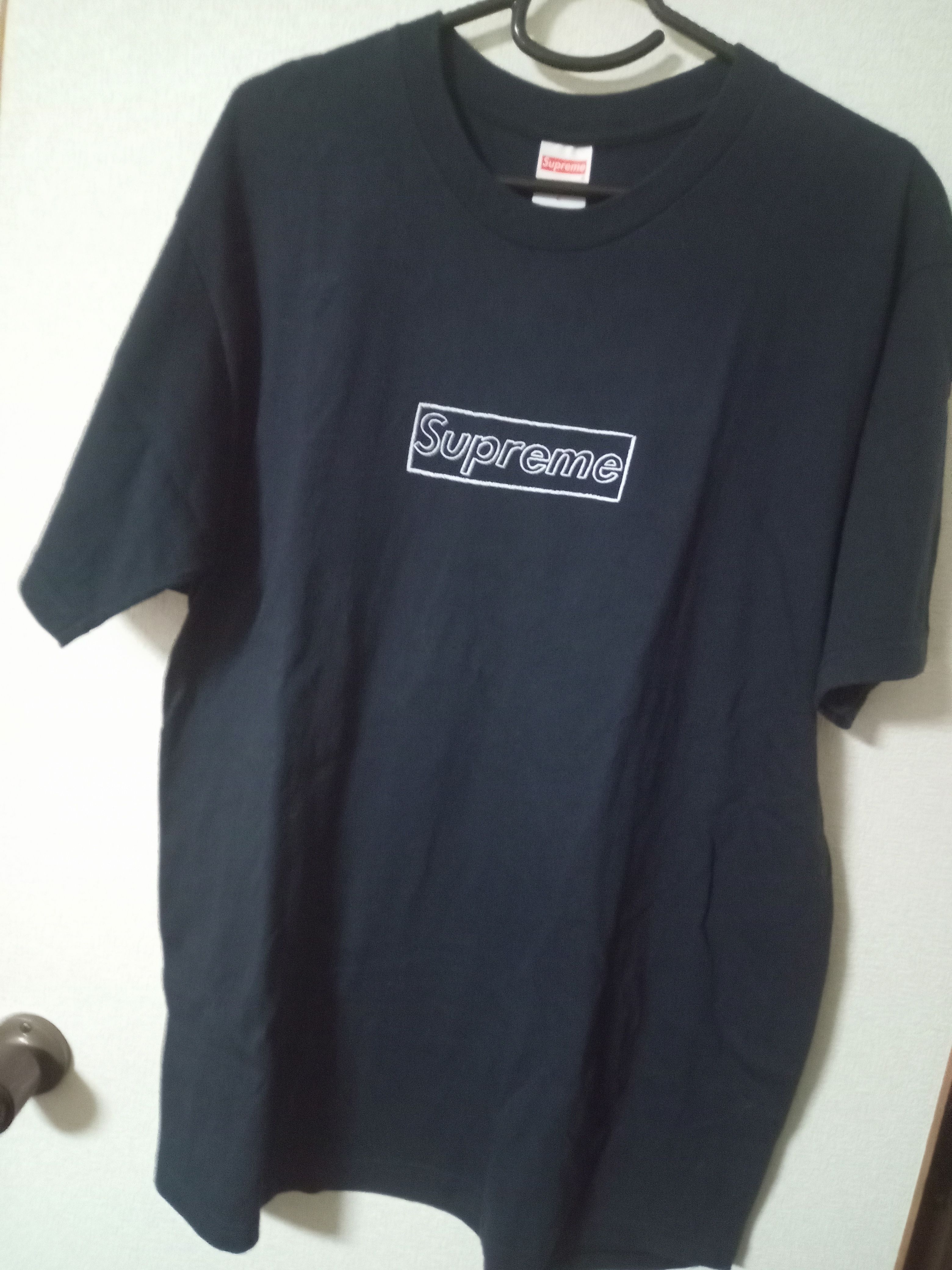 シュプリーム カウズ チョーク ロゴ Tシャツ "ネイビー"