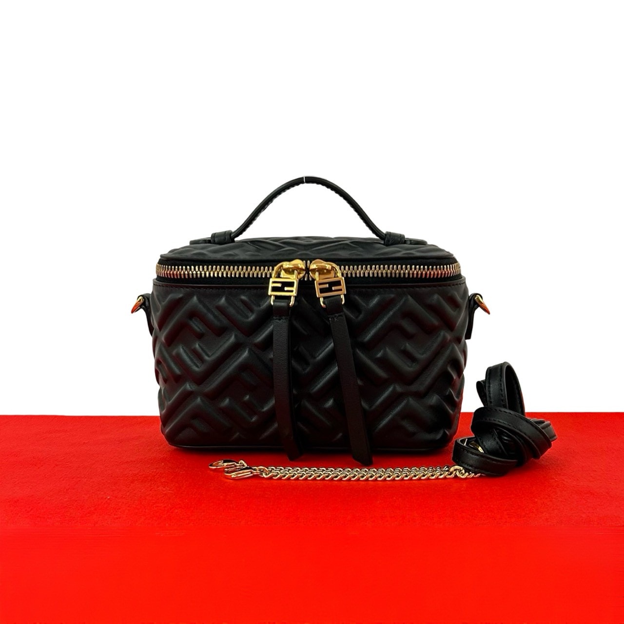 FENDI フェンディ FF ロゴ 金具 エンボス レザー ショルダーバッグ ブラック
20189