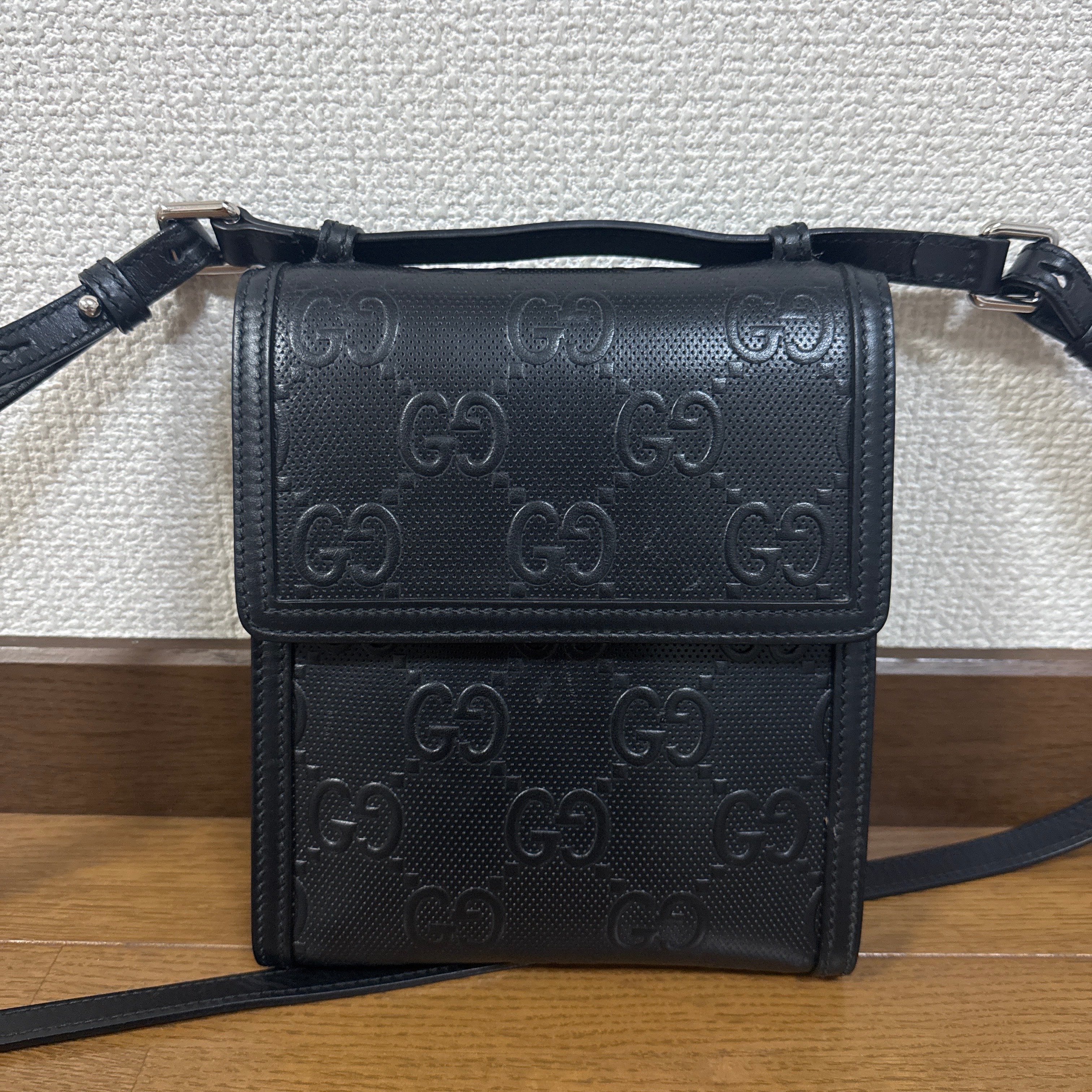 グッチ GGエンボス メッセンジャーバッグ "ブラック" 625782 1W3AN 1000