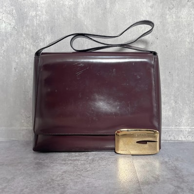 【GUCCI】グッチ Gロゴ Gバックル ショルダーバッグ ワンショルダー フラップ スクエア型 光沢 無地 ボルドー ゴールド金具 レディース