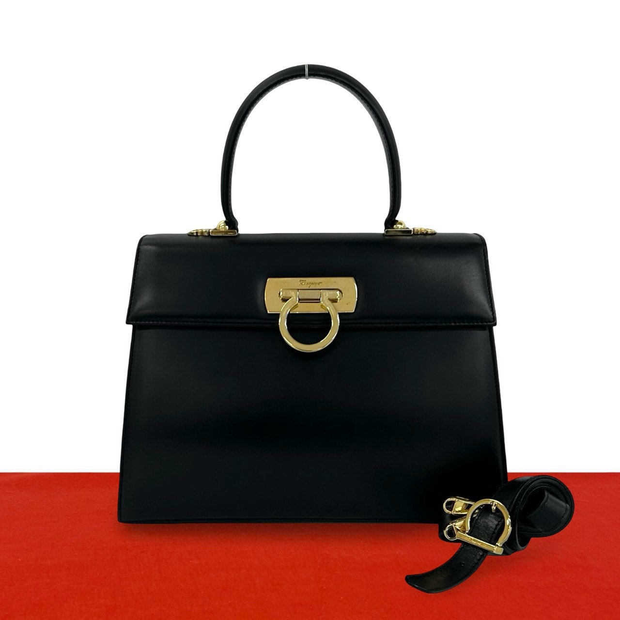 Salvatore Ferragamo サルヴァトーレフェラガモ ガンチーニ ロゴ金具 レザー ショルダーバッグ ブラック
 49344