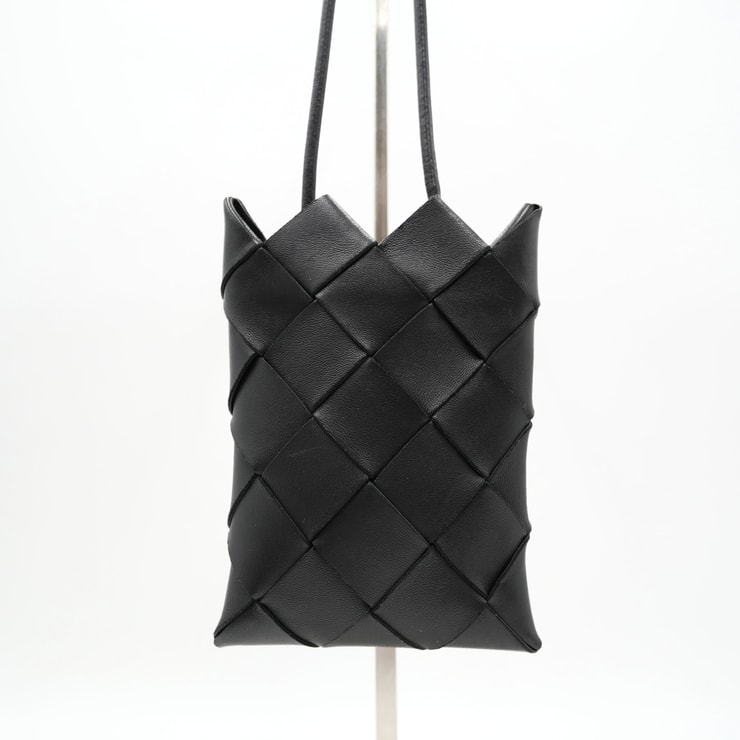 BOTTEGA VENETA(ボッテガヴェネタ)イントレチャート フォンポーチ ヴィンテージ ショルダーバッグ スマホポーチ ブラック レザー レディース 【中古】