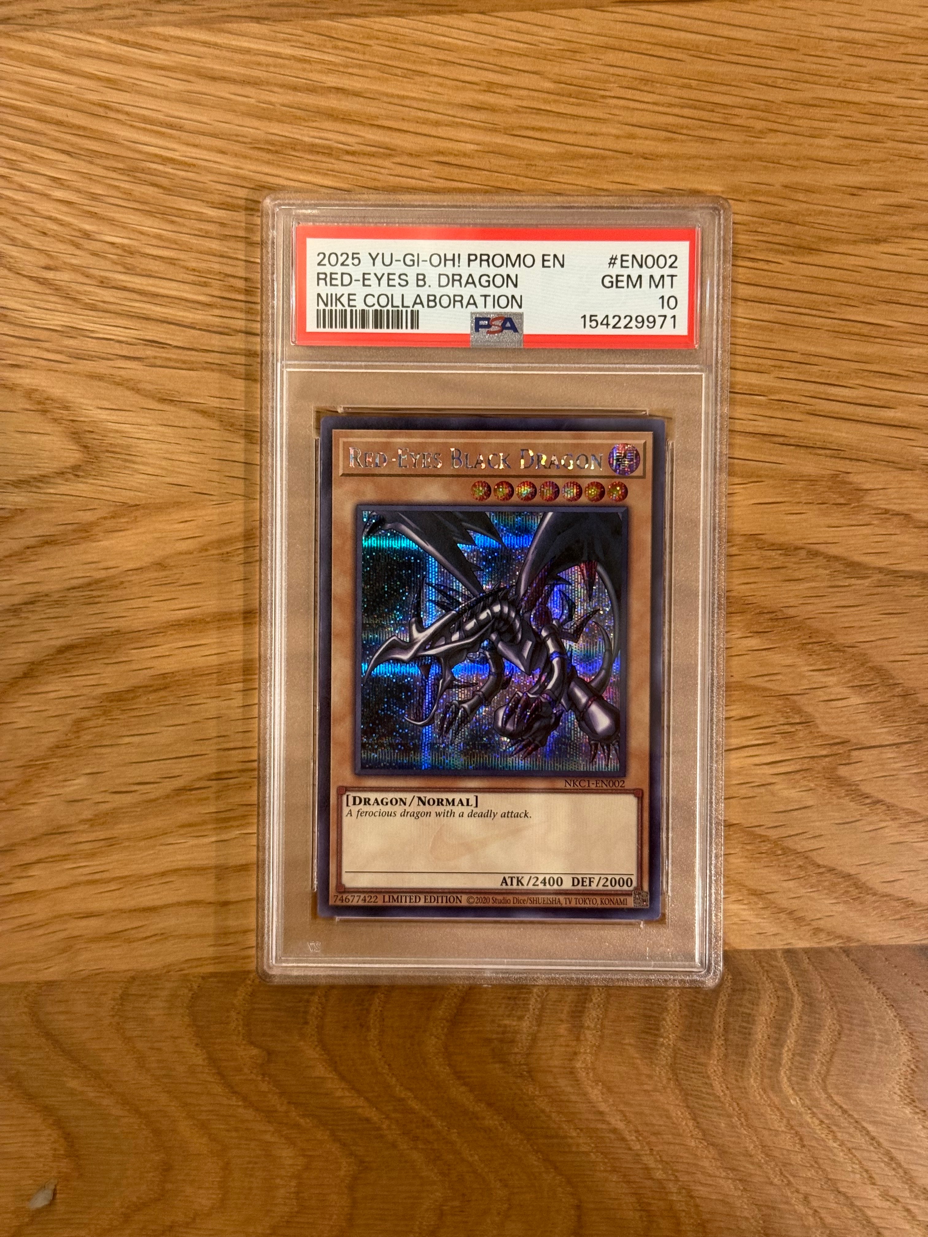 真紅眼の黒竜 SE [NKC1-EN002](遊戯王 x ナイキ エアーマックス 95 QS エアーマッスル House of Duel - 童実野町決闘遊戯館 限定プロモ) 