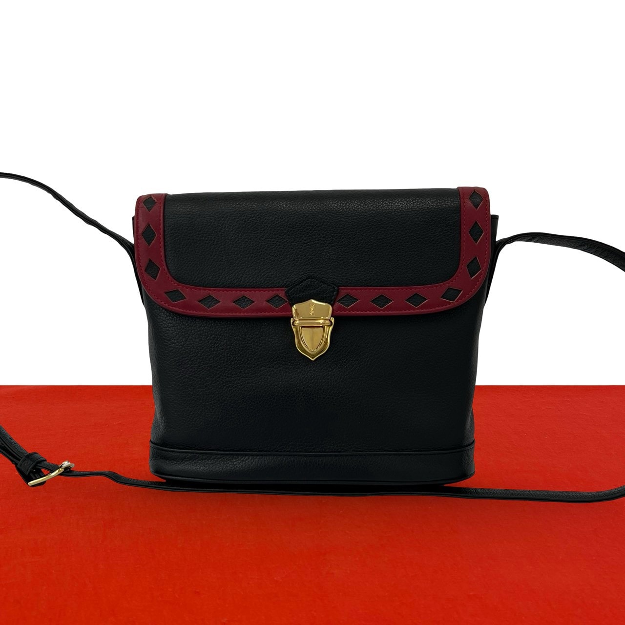 YVES SAINT LAURENT イヴ・サンローラン YSL ロゴ 金具 カットアウト レザー ショルダーバッグ ブラック
31720