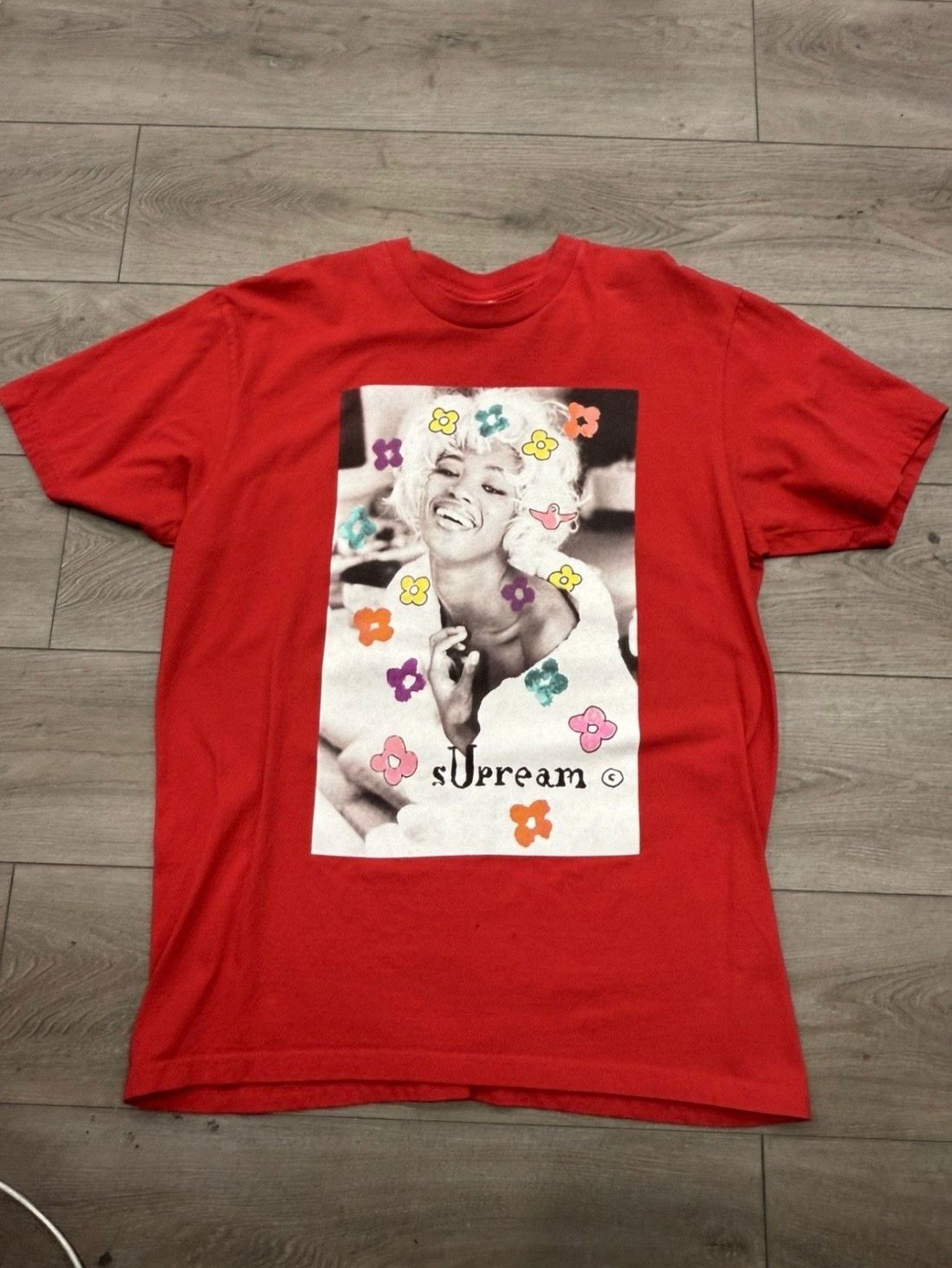 シュプリーム ナオミ Tシャツ "レッド"