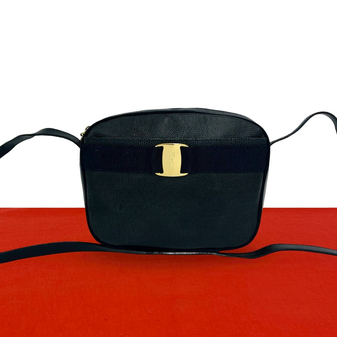 Salvatore Ferragamo サルヴァトーレフェラガモ ヴァラリボン 金具 レザー ショルダーバッグ ブラック
47099