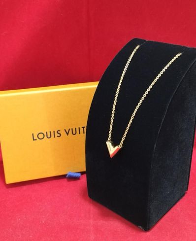 Louis Vuitton Essential V Necklace "Gold"
