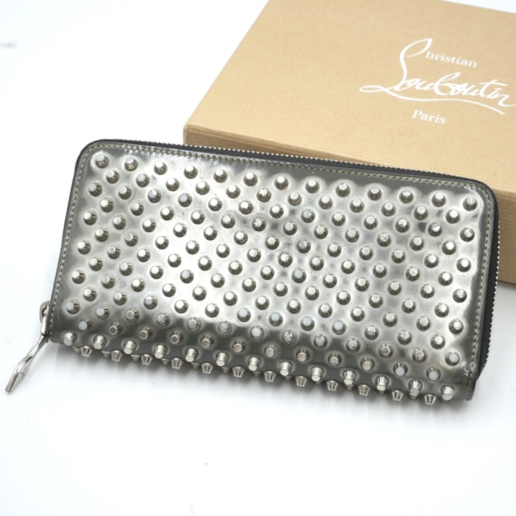Christian Louboutin(クリスチャン・ルブタン)パネトーネ ラウンドファスナー長財布 スパイクスタッズ シルバー レッド レディース【中古】