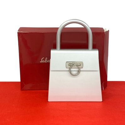 Salvatore Ferragamo サルヴァトーレフェラガモ ガンチーニ アルミ ハンドバッグ シルバー
97129