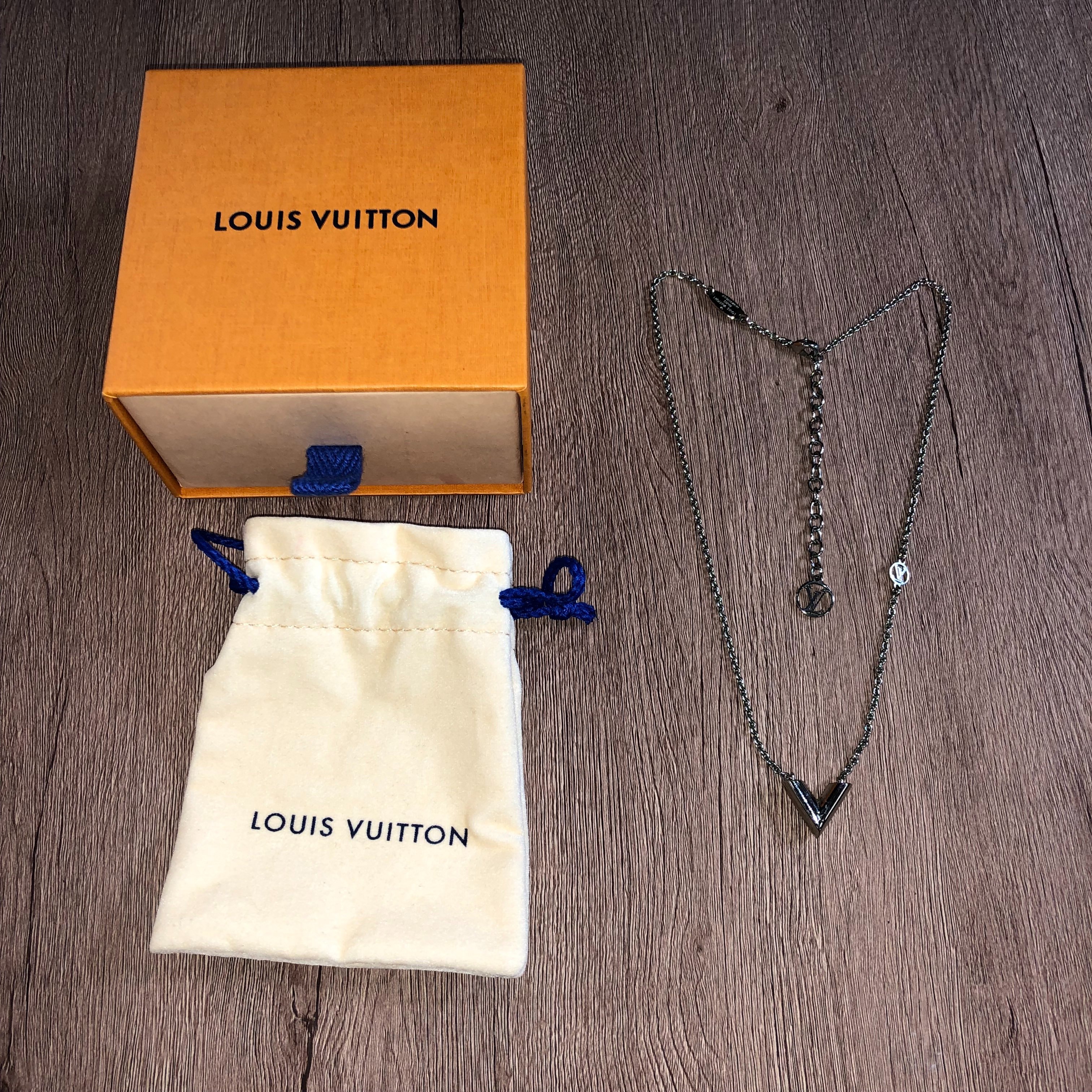 Louis Vuitton Essential V Supple Necklace "Silver"