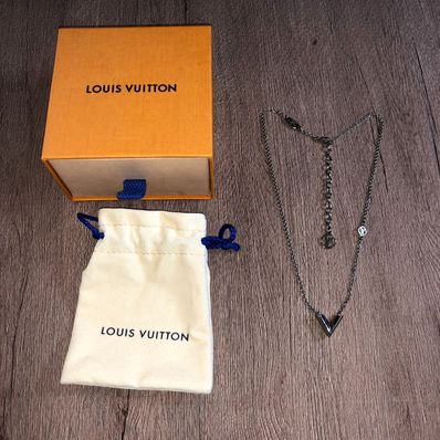 Louis Vuitton Essential V Supple Necklace "Silver"