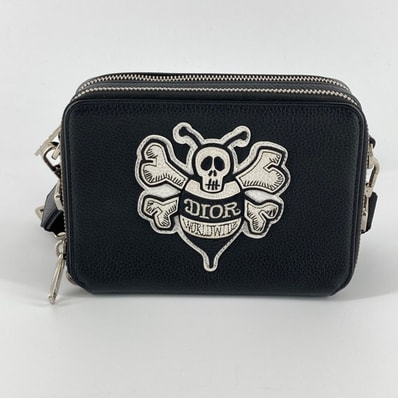 CHRISTIAN DIOR(クリスチャン・ディオール)× Shawn Stussy(ショーン ステューシー) ビーパッチレザー コンパクト ショルダーバッグ 10-BO-0250 ブラック