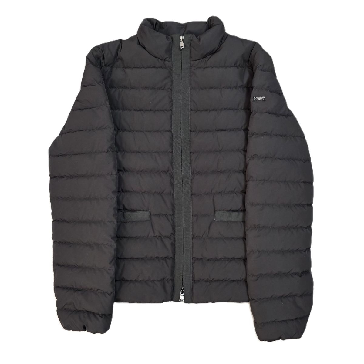 【値下げ】Emporio Armani エンポリオ・アルマーニ ロゴ プレート付き ノーカラー ダウン ブラック 42 ダウンジャケット 7V2B42 5NVIZ 42 ポリエステル  レディース【中古】