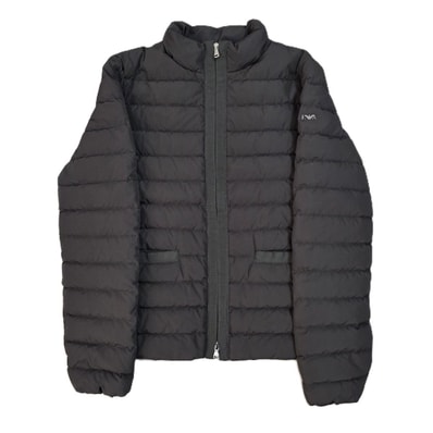 【値下げ】Emporio Armani エンポリオ・アルマーニ ロゴ プレート付き ノーカラー ダウン ブラック 42 ダウンジャケット 7V2B42 5NVIZ 42 ポリエステル レディース【中古】