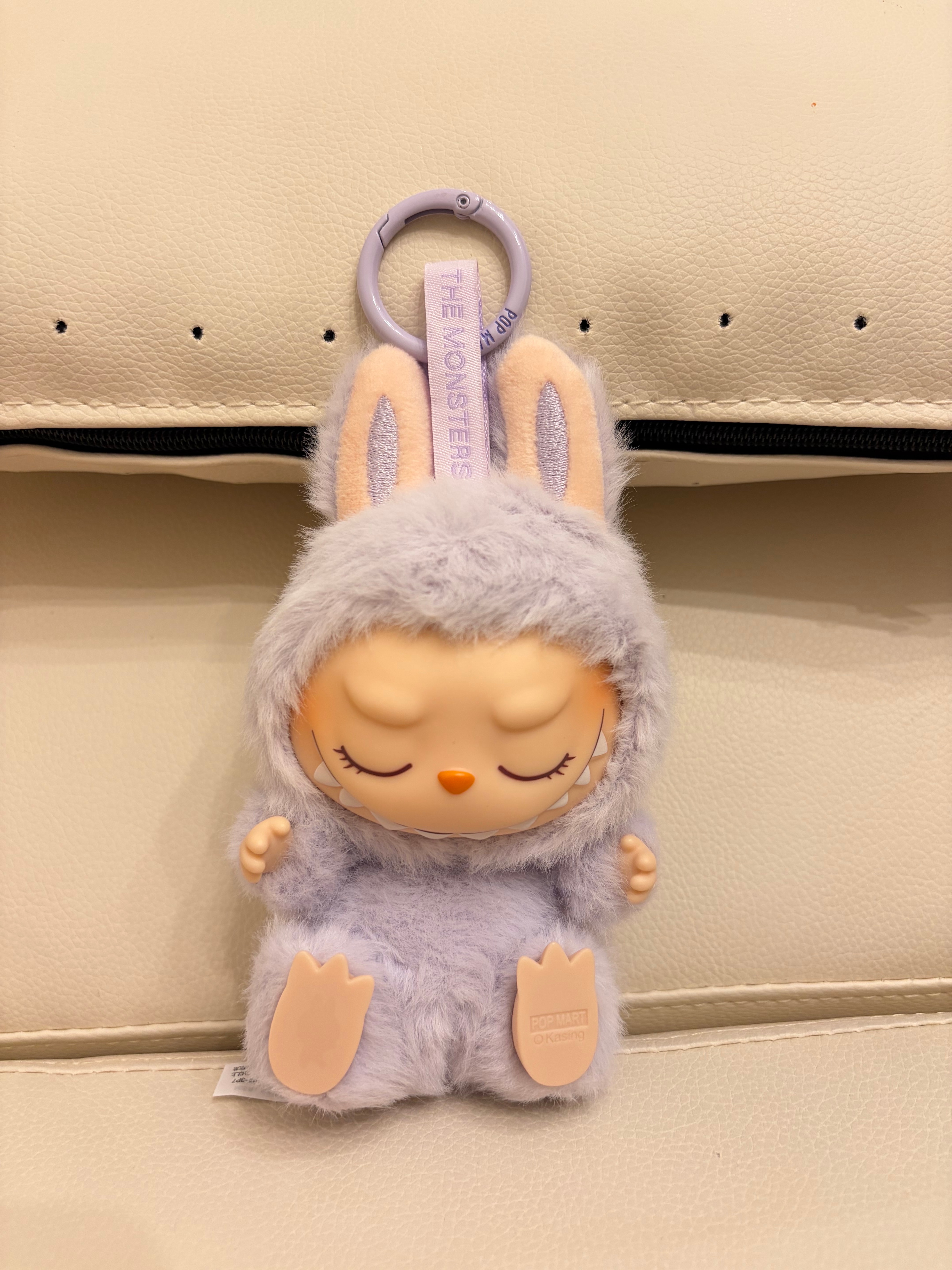 ポップマート ザ モンスターズ (ラブブ) ハブアシート ぬいぐるみ