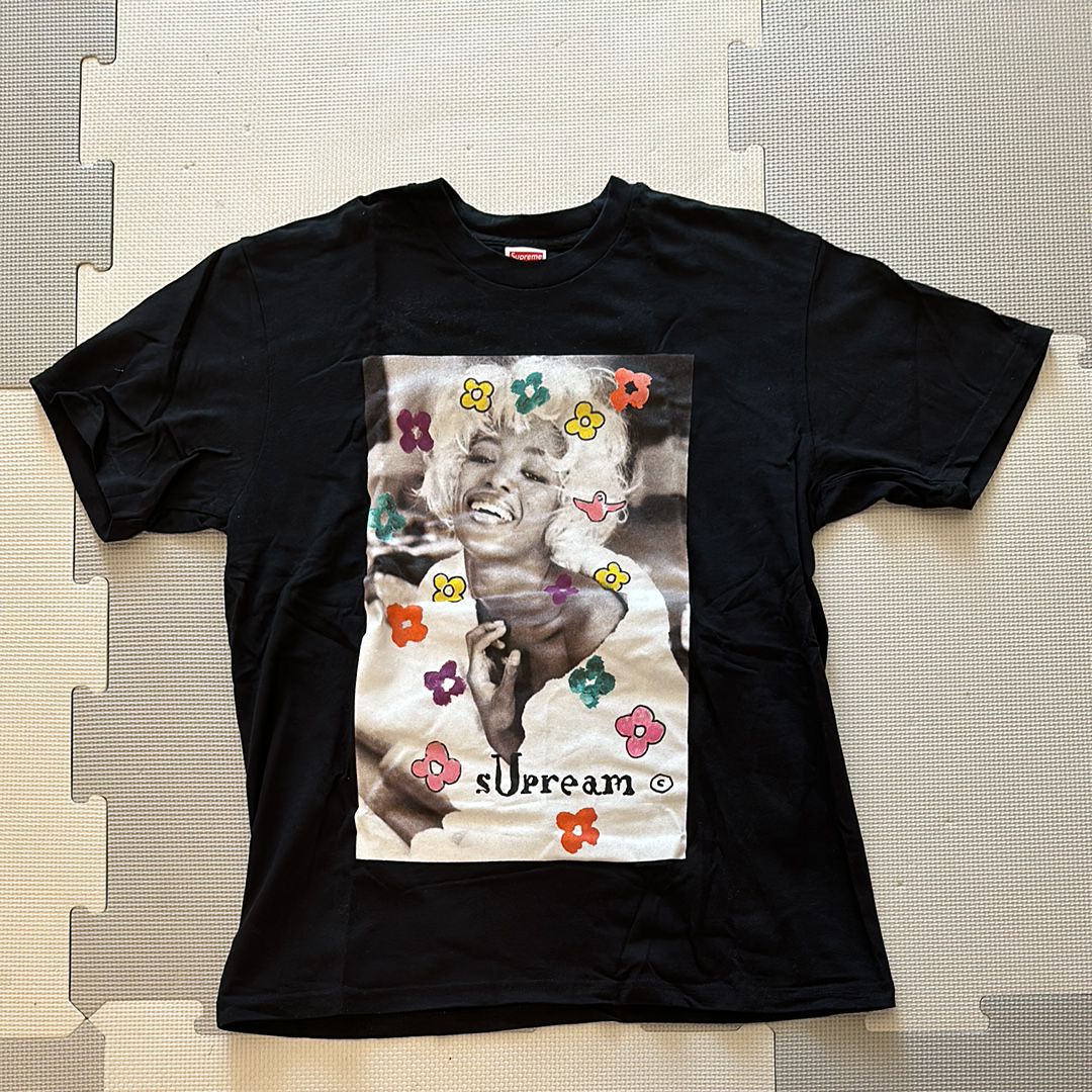 Supreme Naomi Tee "Black"