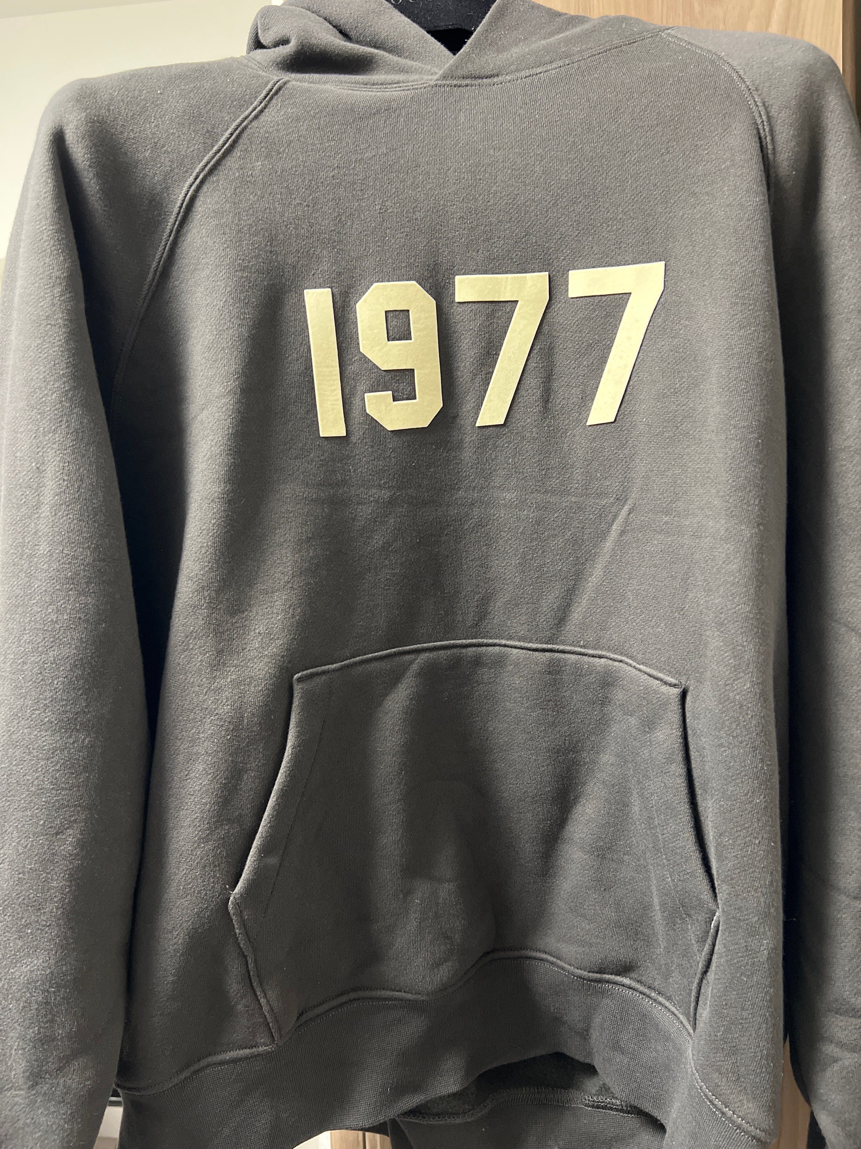 FEAR OF GOD ESSENTIALS 1977 HOODIE "Iron"