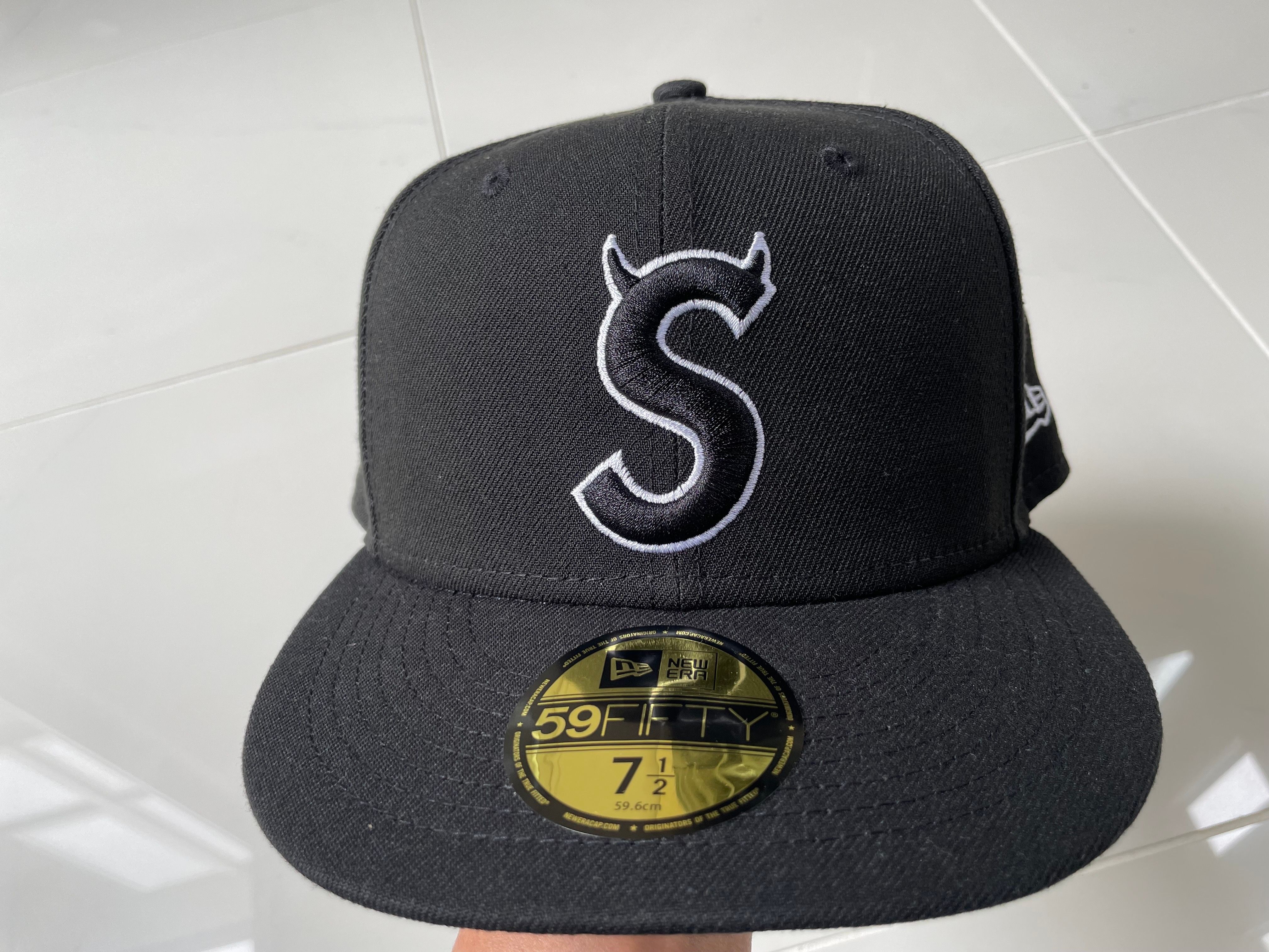 Supreme S Logo New Era "Black" (22FW)