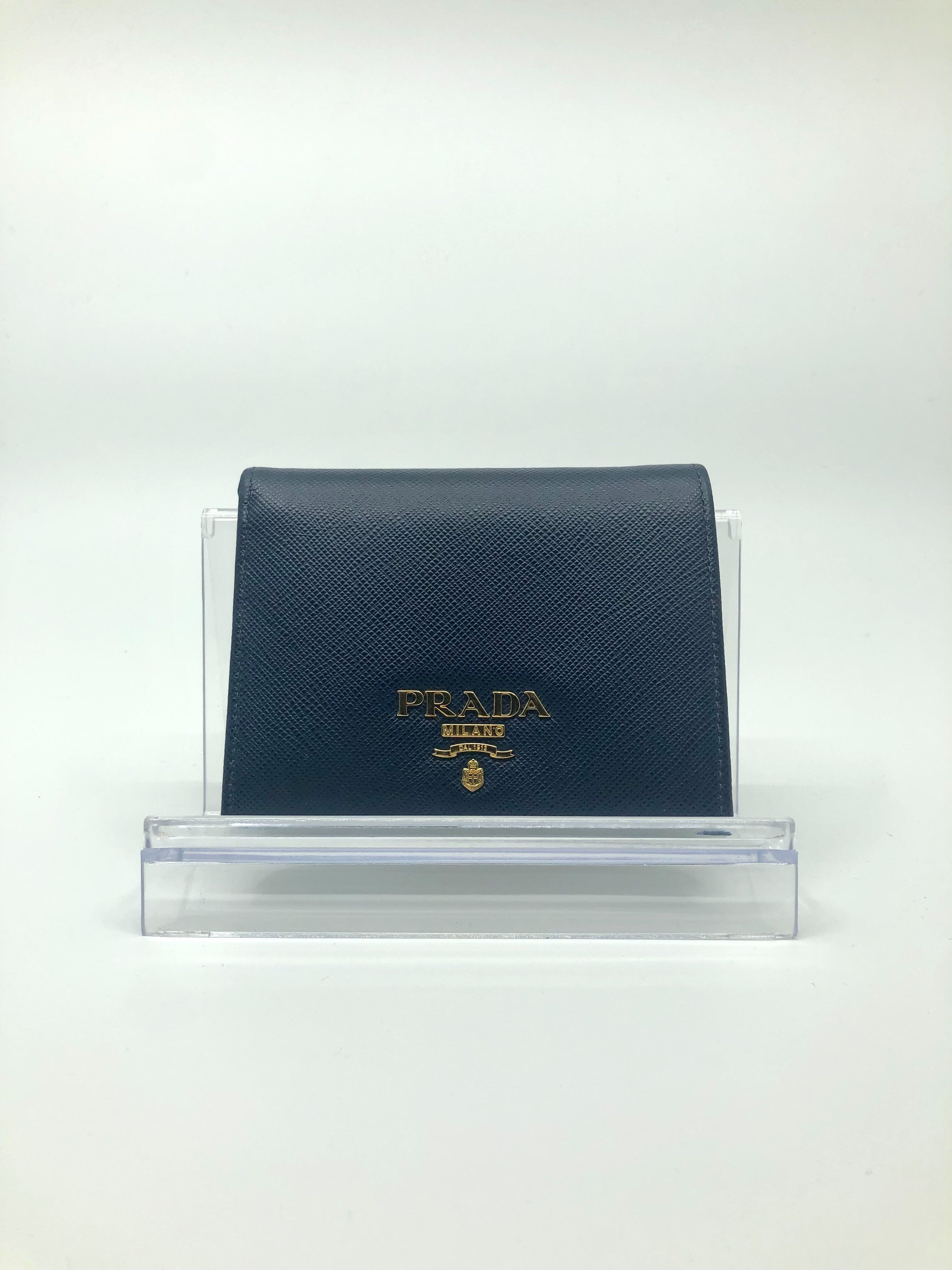 プラダ 二つ折り財布