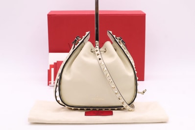 美品 Valentino ヴァレンチノ ロックスタッズ レザー スモールバケット ロックスタッズ ショルダーバッグ PW2B0178BOL 2wayショルダーバッグ アイボリー レザー レディース