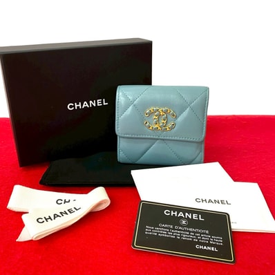 CHANEL シャネル シャネル19 ラムスキン 二つ折り財布 ブルー
37277