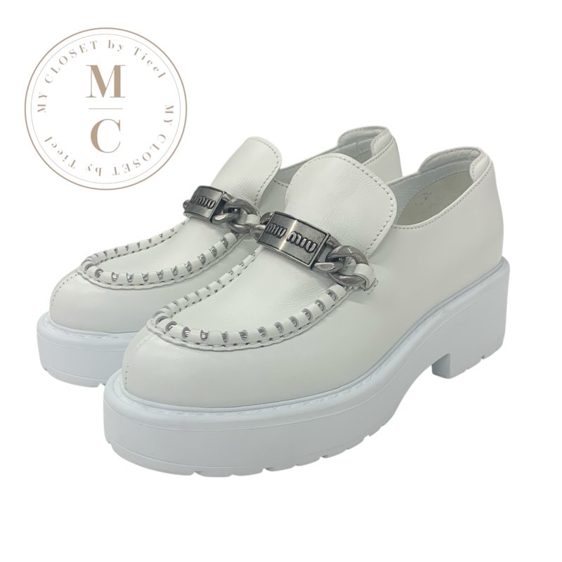ミュウミュウ MIUMIU ローファー 革靴 靴 シューズ レザー ホワイト 白 シルバー ロゴ プレート チェーン プラットフォーム 厚底