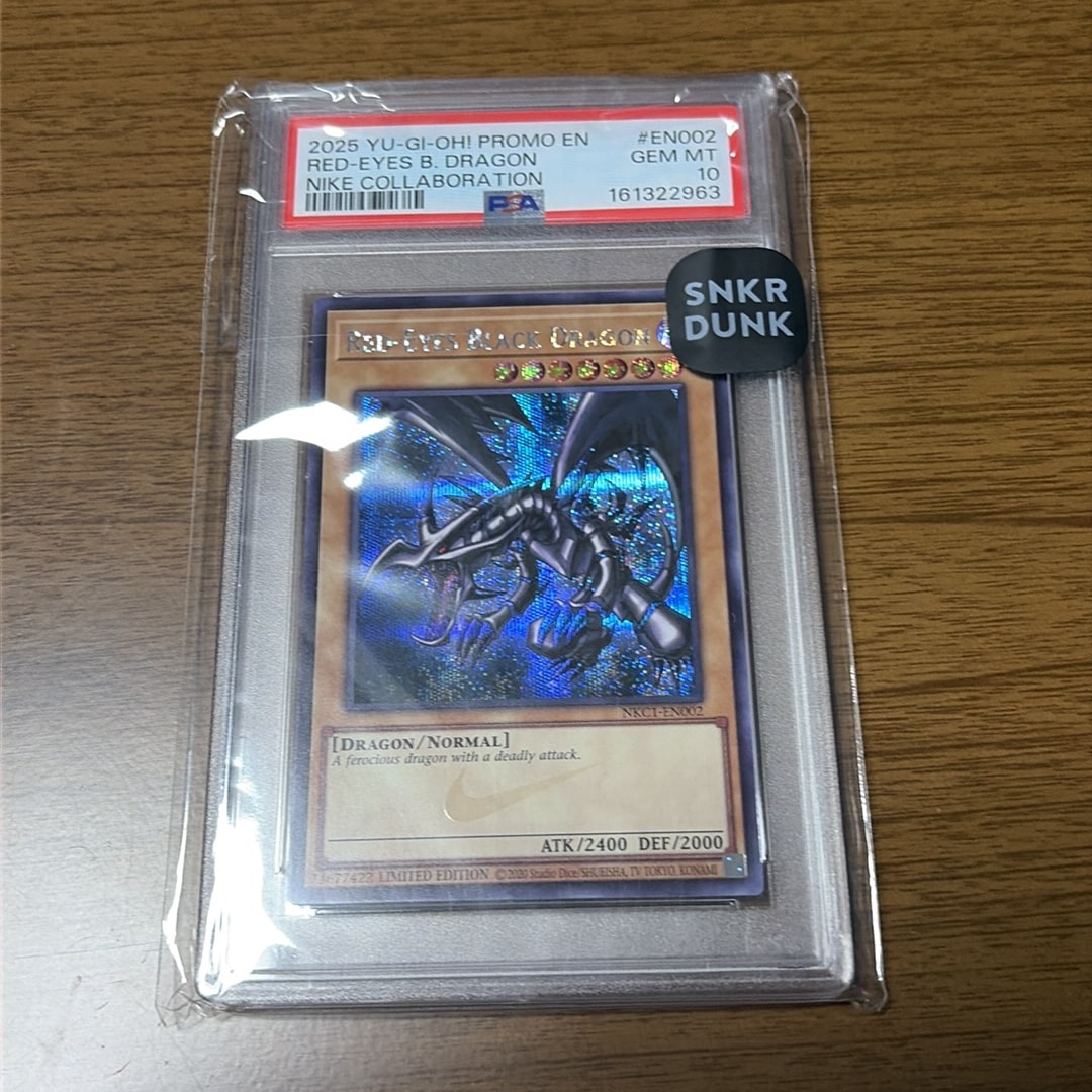 真紅眼の黒竜 SE [NKC1-EN002](遊戯王 x ナイキ エアーマックス 95 QS エアーマッスル House of Duel - 童実野町決闘遊戯館 限定プロモ) 