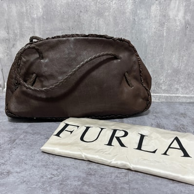 【FURLA】フルラ ハンドバッグ 保存袋付き レザー ダークブラウン 編み込みハンドル ギャザー フリル ロゴ型押し 大容量 レディース 肩掛け