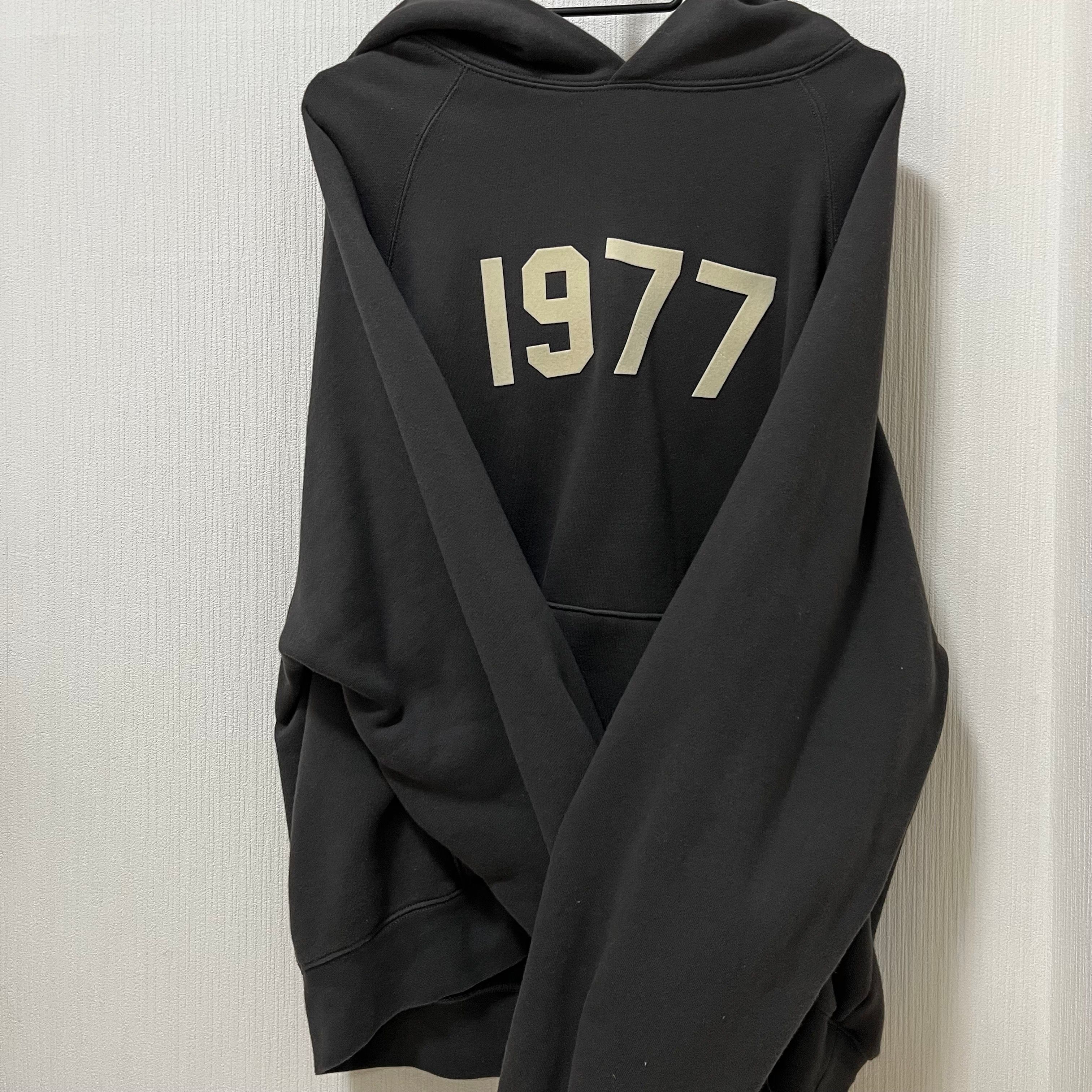 FEAR OF GOD ESSENTIALS 1977 HOODIE "Iron"