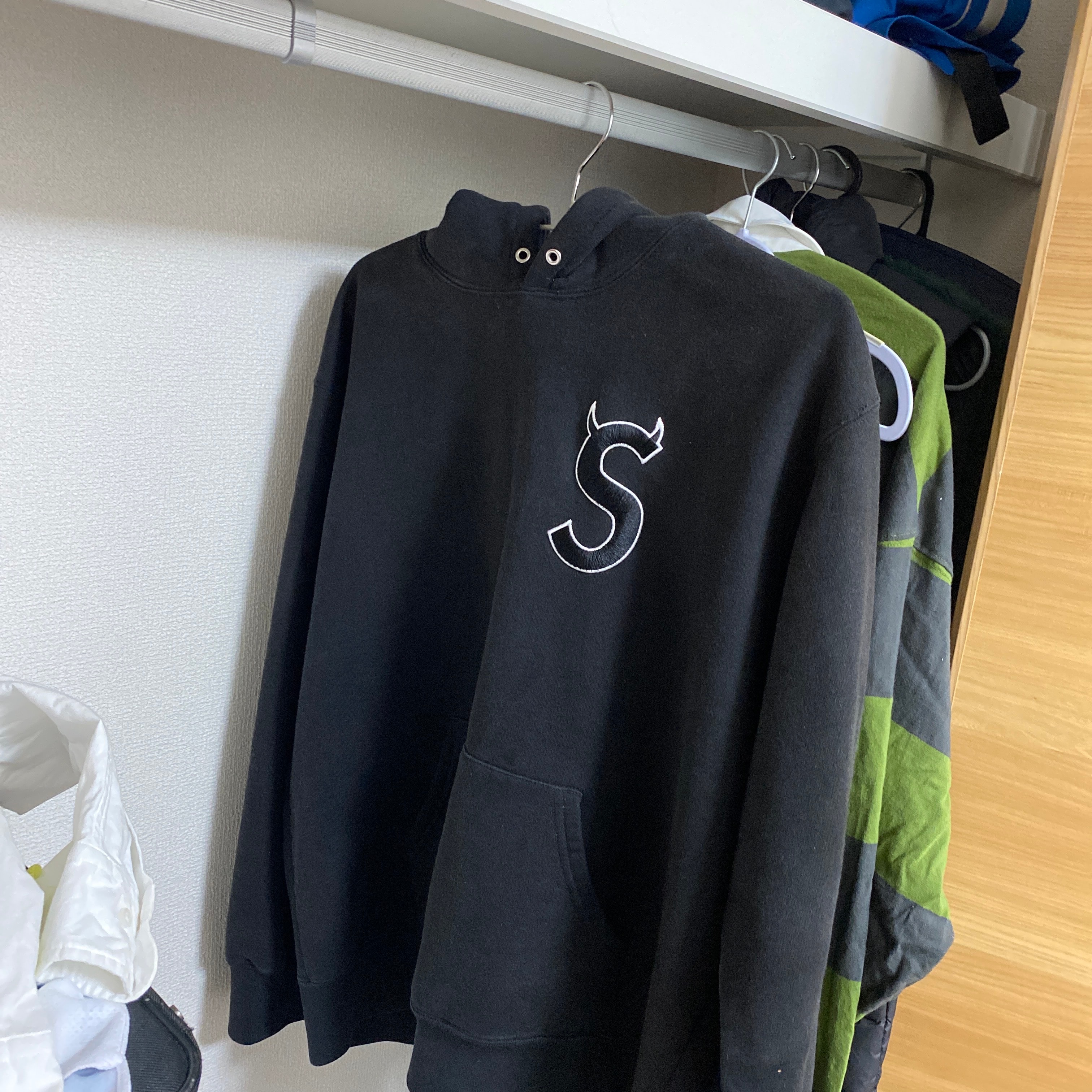 シュプリーム S ロゴ フーディー スウェットシャツ "ブラック" (22FW)