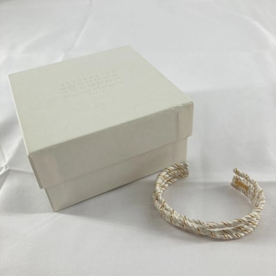 Maison Margiela(メゾン マルジェラ) バングル エナメル SM1UY0093 ホワイト