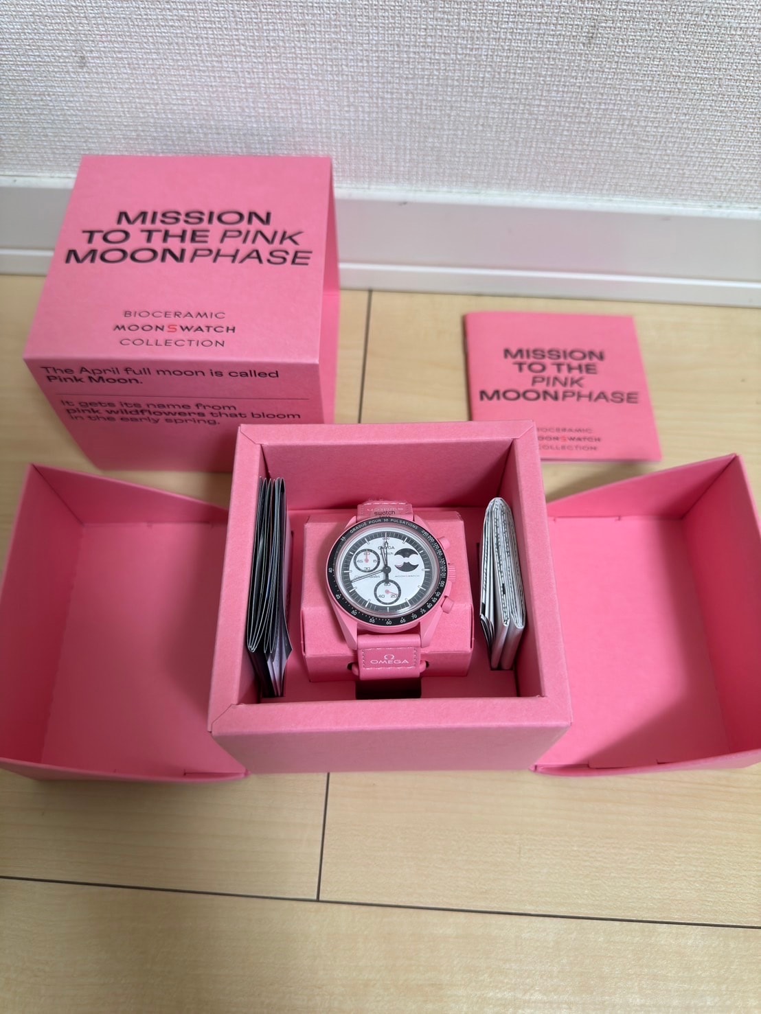 スウォッチ x オメガ バイオセラミック ムーンスウォッチ ミッション トゥ ザ ピンク ムーンフェイズ "ピンク" SO33P700