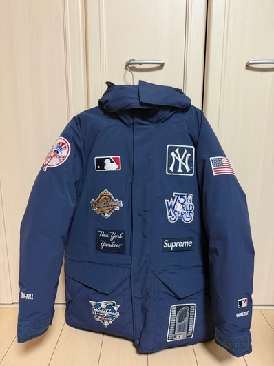 Supreme / New York Yankees GORE TEX 700-Fill Down Jacket "Navy"