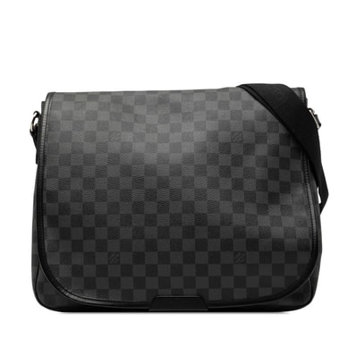 ルイ ヴィトン ダミエ グラフィット ダニエルMM 斜め掛け ショルダーバッグ N58029 ブラック PVC レザー メンズ LOUIS VUITTON 【中古】