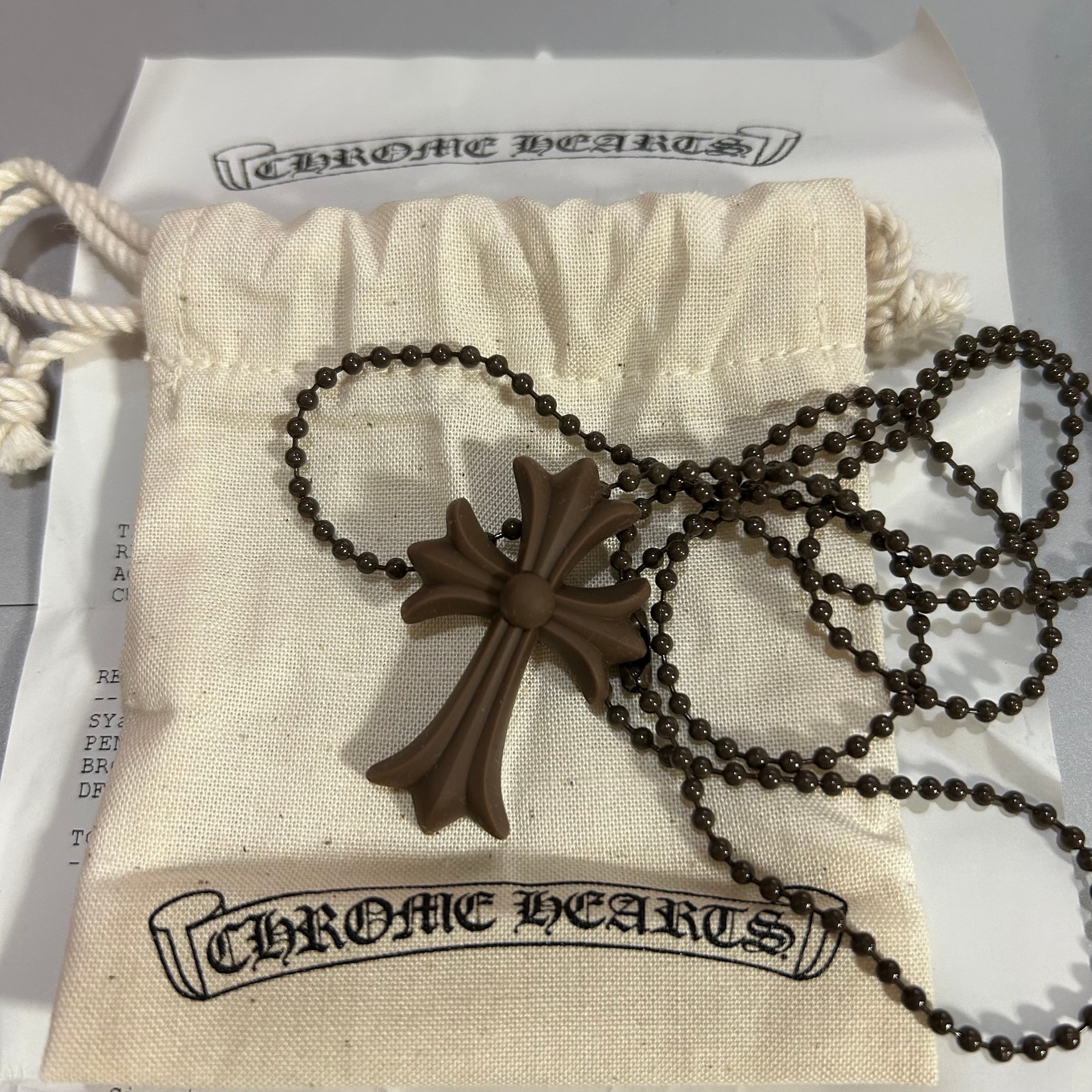 クロムハーツ ラバー スモール CHクロス シリコン ネックレス "ブラウン"