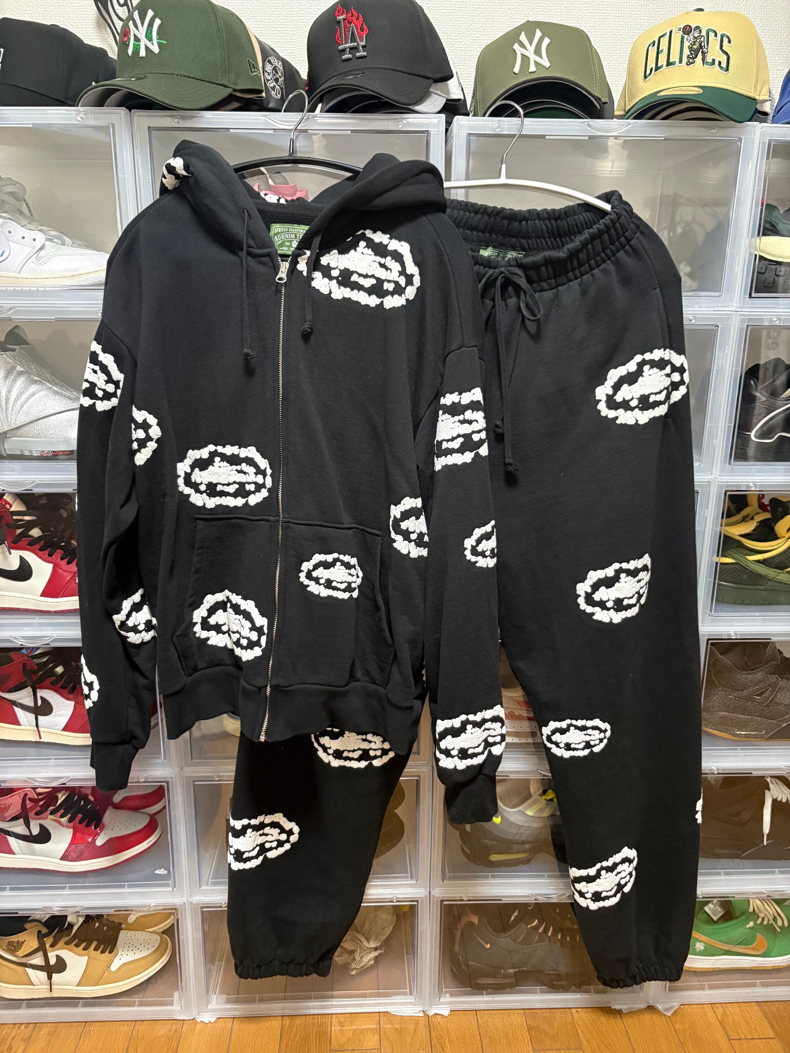 DENIM TEARS × Corteiz Cortears IslandWreath Zip Hoodie & Sweatpants "Black"