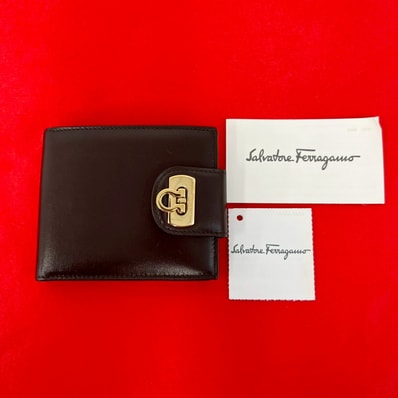 Salvatore Ferragamo サルヴァトーレフェラガモ ガンチーニ 金具 レザー 二つ折り財布 ブラウン
30513