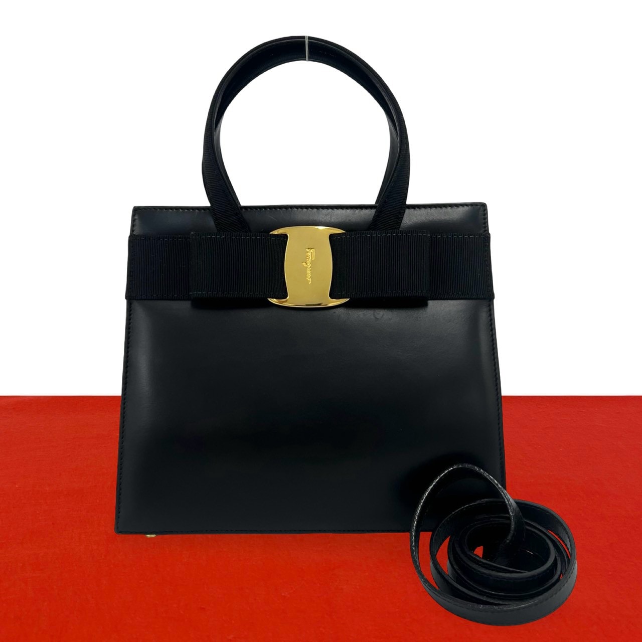 Salvatore Ferragamo サルヴァトーレフェラガモ ヴァラリボン レザー ショルダーバッグ ブラック
84957