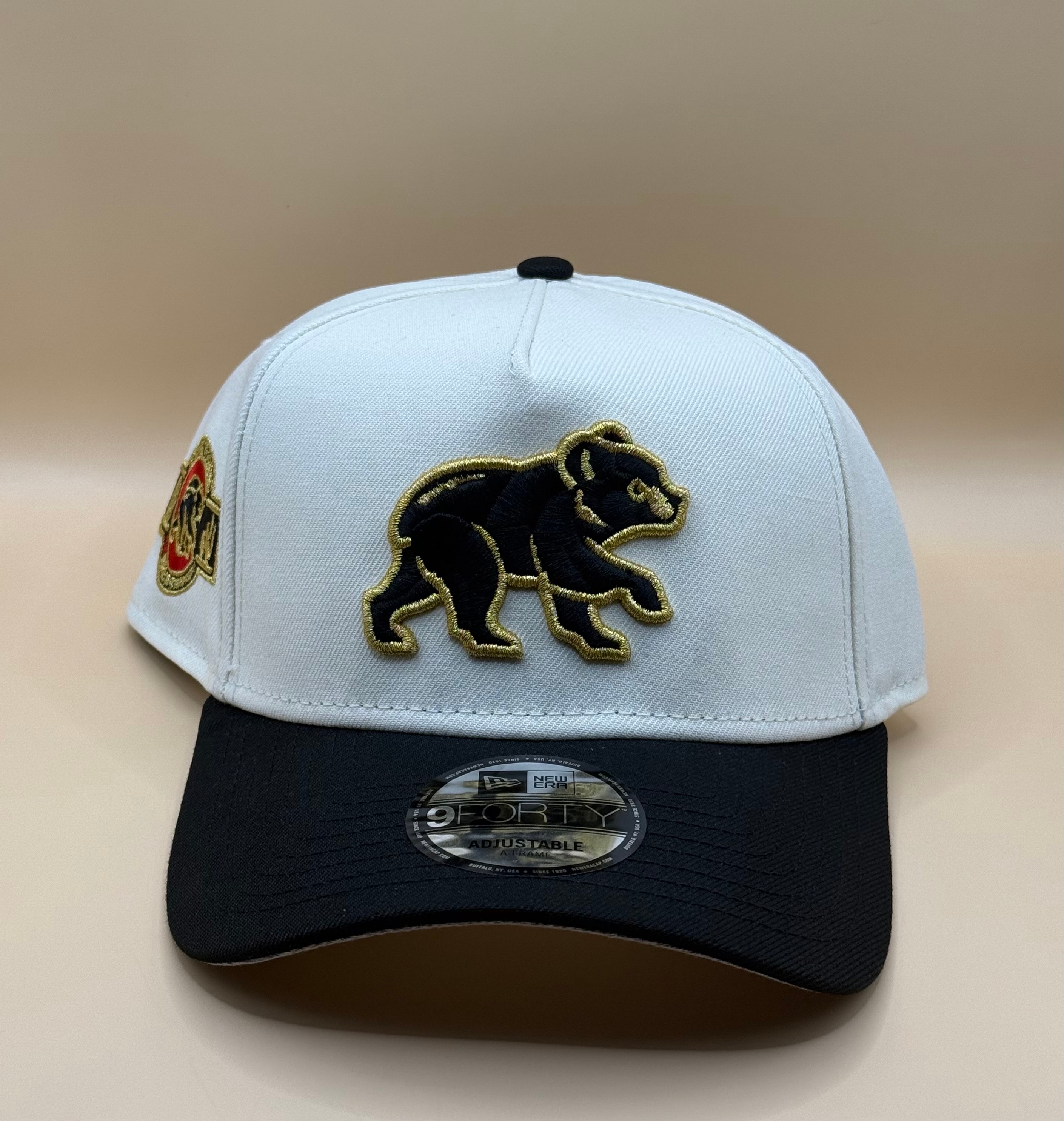 NEW ERA 9FORTY ベアロゴホワイト × ブラックゴールド刺繍 海外限定モデル