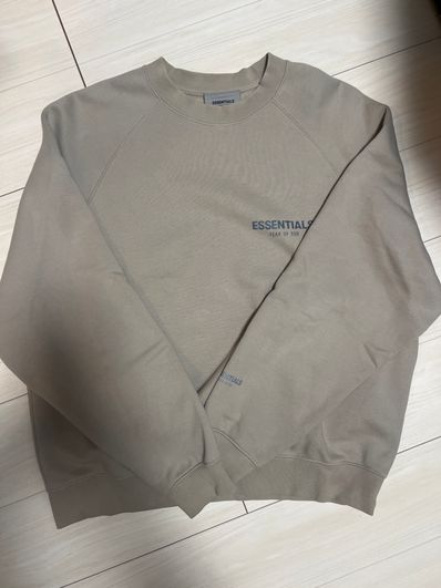 FEAR OF GOD ESSENTIALS BLACK ESS LOGO LS TEE "Light Oatmeal"