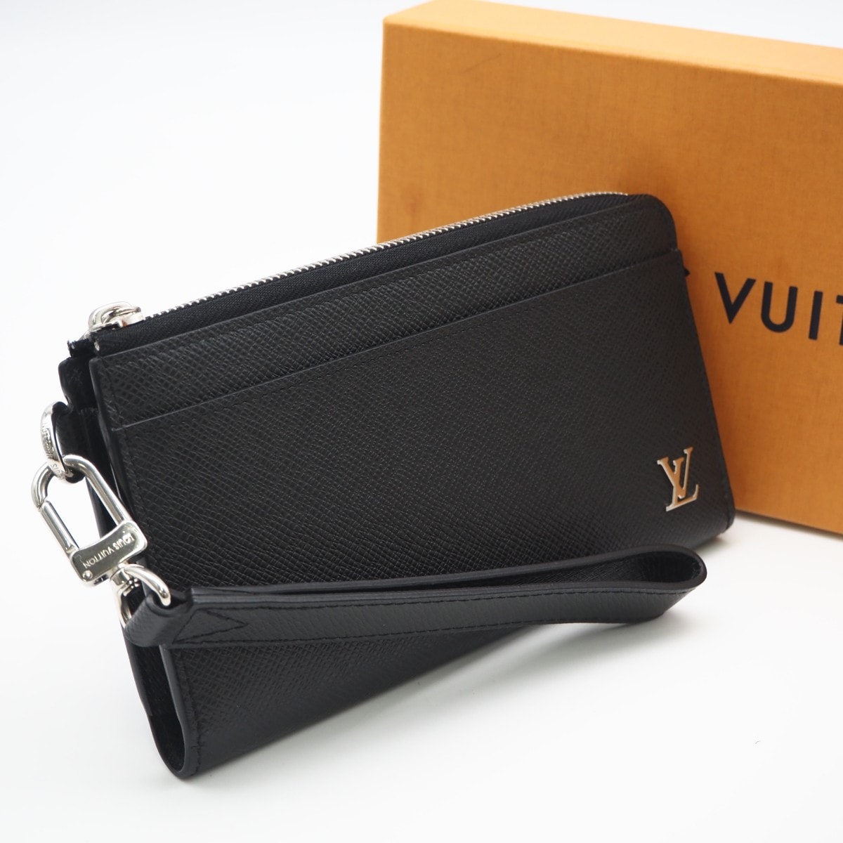 Louis Vuitton Zippy Dragonne Taiga "Noir"