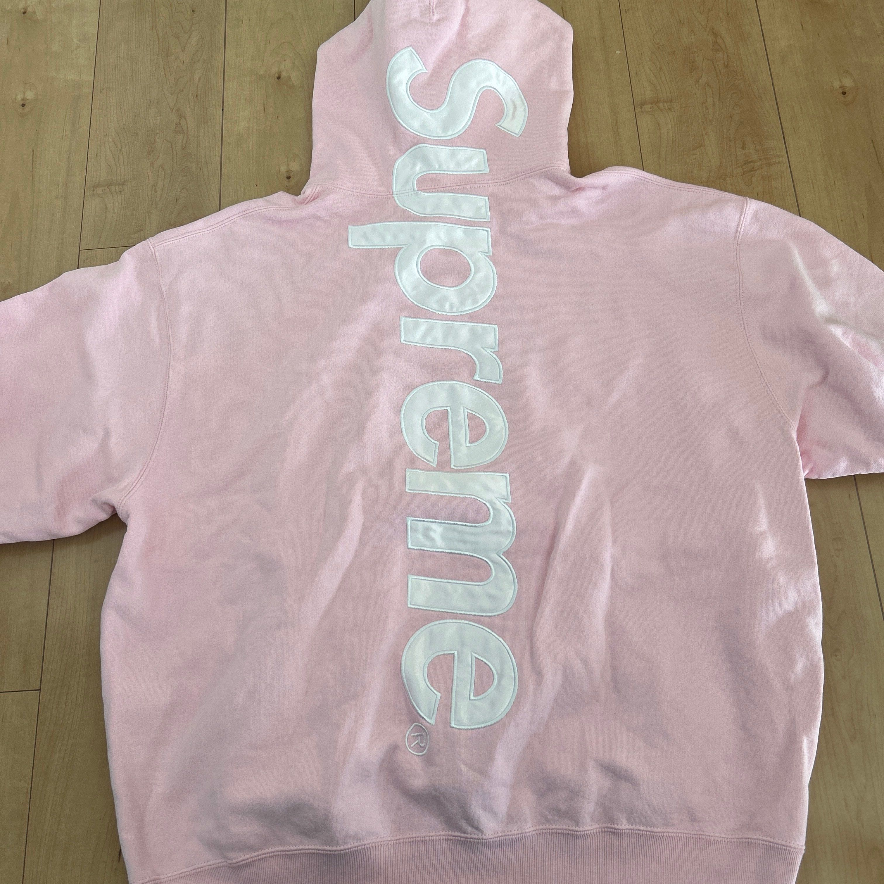 シュプリーム サテン アップリケ フーディー スウェットシャツ "ライト ピンク"