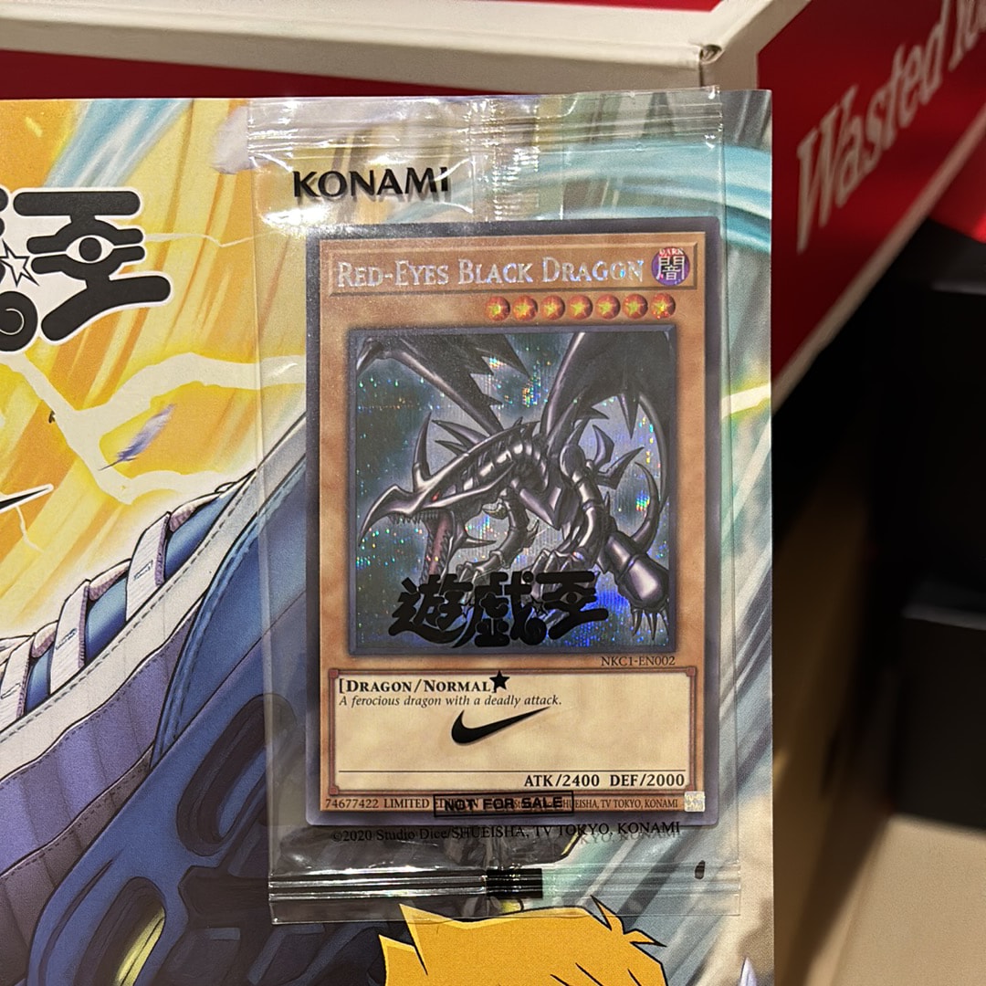 真紅眼の黒竜 SE [NKC1-EN002](遊戯王 x ナイキ エアーマックス 95 QS エアーマッスル House of Duel - 童実野町決闘遊戯館 限定プロモ) 