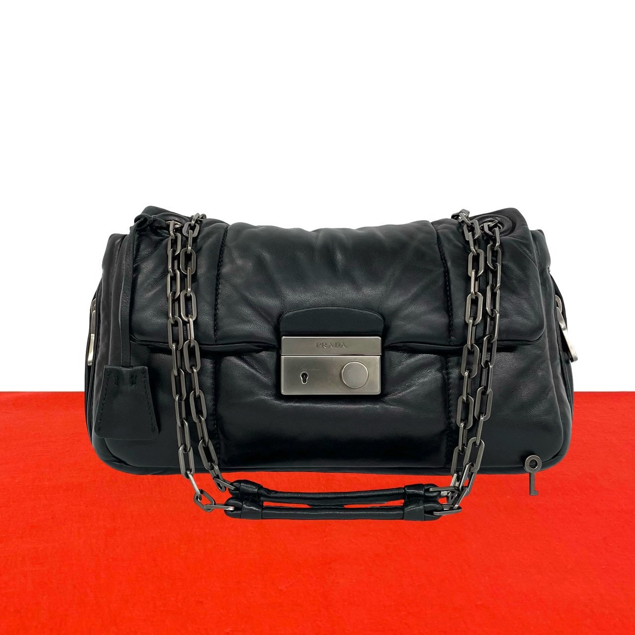 PRADA プラダ ナッパ ボンバー ロゴ 金具 レザー ショルダーバッグ ブラック
43948