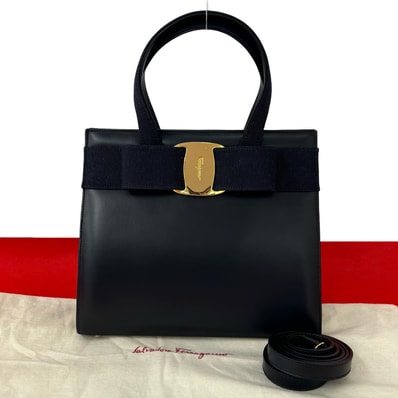 Salvatore Ferragamo サルヴァトーレフェラガモ ヴァラリボン 金具 レザー ショルダーバッグ ブラック
16162